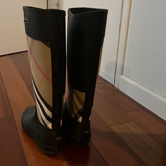 100% authentic Burberry boots size 38 fits a size 7.5 - Picture 2 of 5